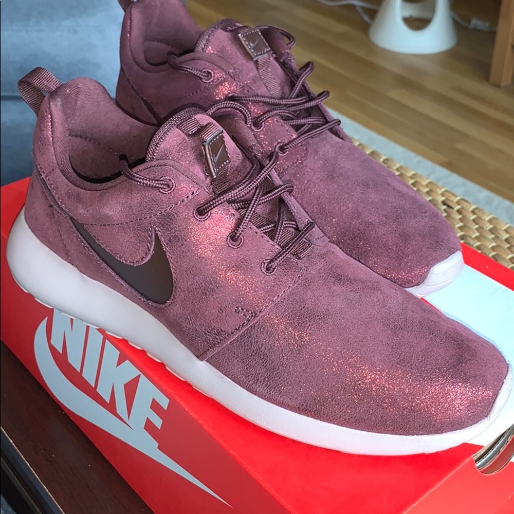 NIKE Women's WMNS Roshe One PRM Ankle-High Shoe